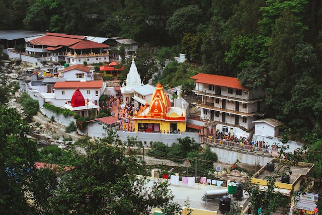 kainchi dham which is covered in our nainital tour package